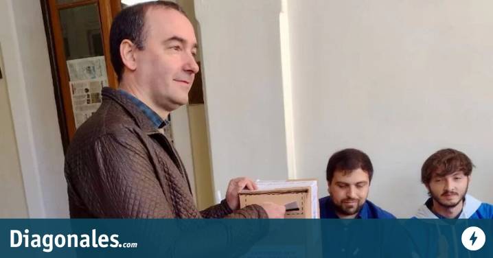 Francisco Adorni fue increpado por un votante que quiso darle dinero: "Es el 3% para Karina"