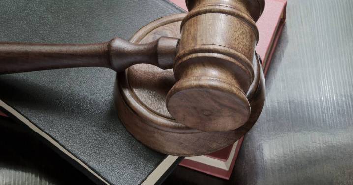 NSW police officer remains employed after charges