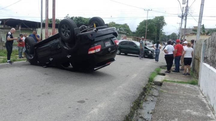 Choque en Delfín Mendoza deja a una camioneta patas arriba