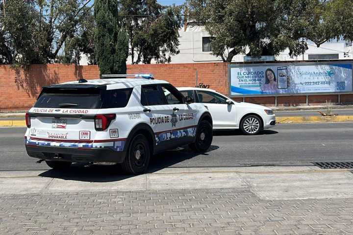 Tres hombres encañonan a trabajadores y se llevan 430 mil pesos en Calzada Zavaleta