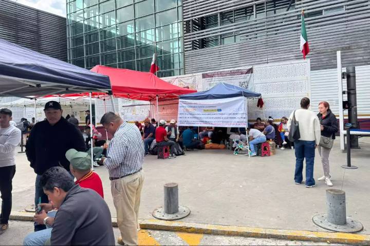 Protesta en CDMX: 148 ex empleados de Grupo R reclaman liquidaciones atrasadas