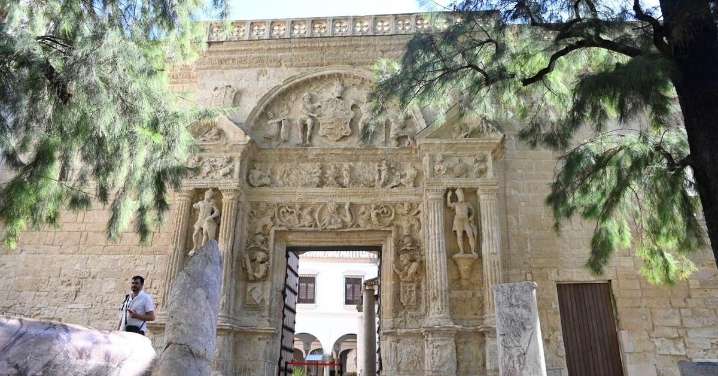¿Sabías que el teatro más grande de Hispania está a cinco minutos de la Plaza de las Tendillas?