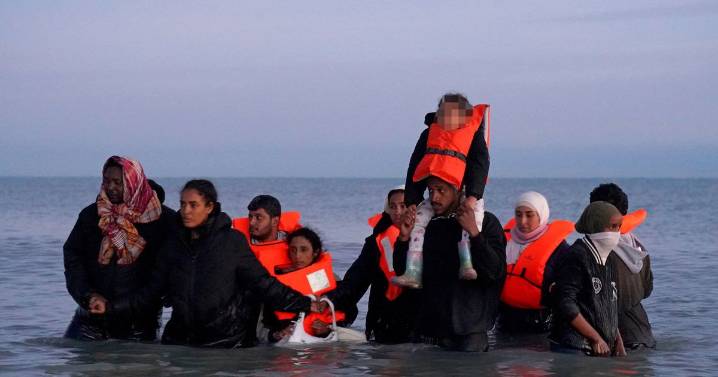 More than 1,000 people cross Channel in one day