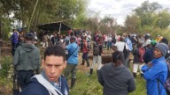 Ocho mineros siguen atrapados bajo tierra en Cauca | '¡Alguien que nos pueda colaborar porque con una sola máquina no vamos a poder!', claman familias