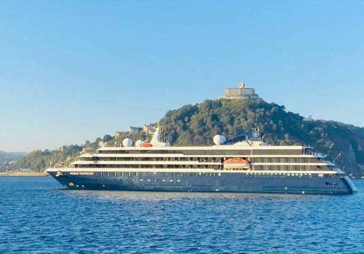 El crucero World Traveller hace escala este sábado en el puerto de Pasaia