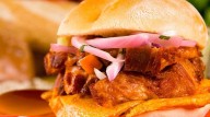 Declaran el segundo domingo de setiembre como Día Nacional del Pan con Chicharrón