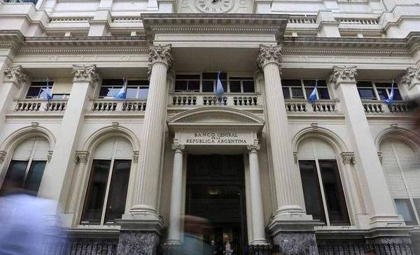 Baja el dólar tras el anuncio del Gobierno que intervendrá en el mercado cambiario