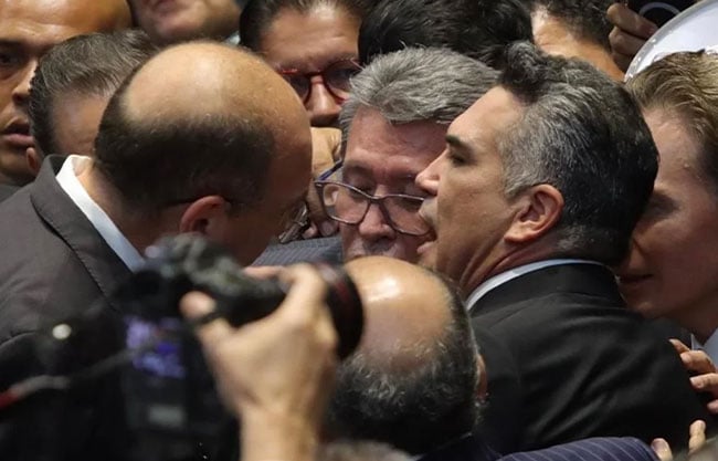 Noroña enfrenta a sus compañeros por dar voz a Alito Moreno