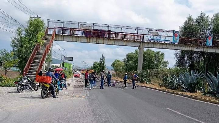Padres de familia bloquean la Mixquiahuala-Tlahuelilpan; piden cambio de directivos