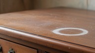 Ni lavandina ni detergente: el método para sacar las manchas de humedad de la madera, según una especialista