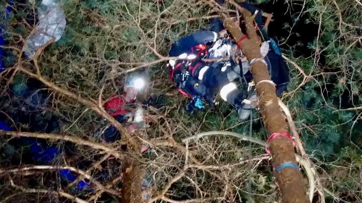 Nuevo rescate a un parapentista en un pueblo de Segovia: queda atrapado en un árbol