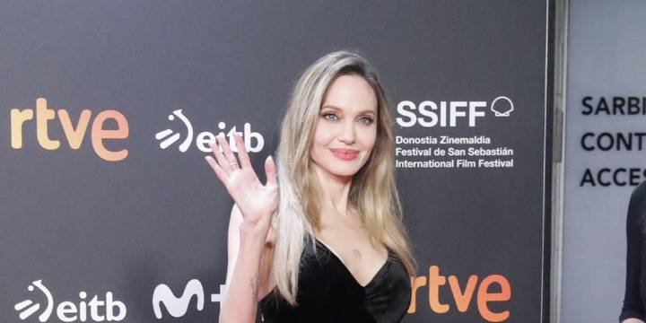Angelina Jolie deslumbra en San Sebastián con un vestido de terciopelo negro