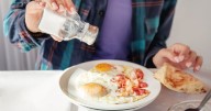 Equilibra la sal: cuánta cantidad es mucha y por qué consumir muy poca también puede ser perjudicial