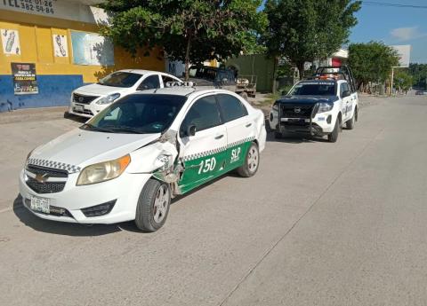 Carroza chocó contra un taxi