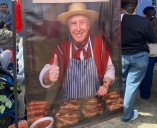 Indignación en Talca por fonda escolar con alusión a Pinochet: “Un golpe de sabor”