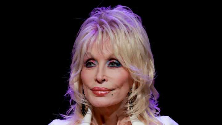 Dolly Parton sparks concern as she abruptly cancels scheduled Dollywood appearance after painful health diagnosis