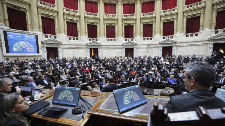 Diputados: el oficialismo hizo caer el quórum y fracasó el debate sobre DNUs de identidad de género y Estatuto policial