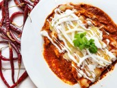 Cremosas enchiladas suizas en salsa roja, se hacen en sartén