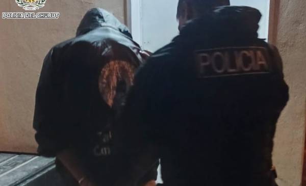 Comodoro: joven entró a una propiedad y lo sorprendieron mirando por la ventana