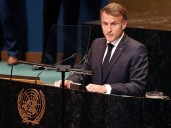 VIDEO: Macron espera en calle cerrada por convoy presidencial de Trump