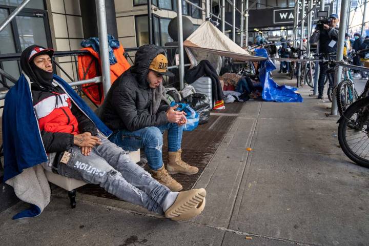 Juez ordena mejorar condiciones de inmigrantes detenidos en edificio federal de Nueva York
