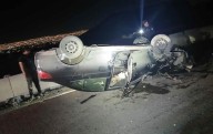 Automovilista choca contra estructura en el Camino Real y vuelca
