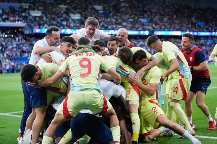 Deadspin | Spain reclaims No. 1 in FIFA world rankings; USA slides