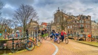 Ámsterdam, a juicio por el turismo: los vecinos acusan al Ayuntamiento de convertir la ciudad en un "parque temático"