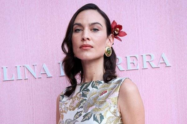 Ni pendientes, ni bolsazo, la flor en el pelo de Alexa Chung es el único accesorio que necesitan las invitadas de otoño para elevar su vestido más clásico