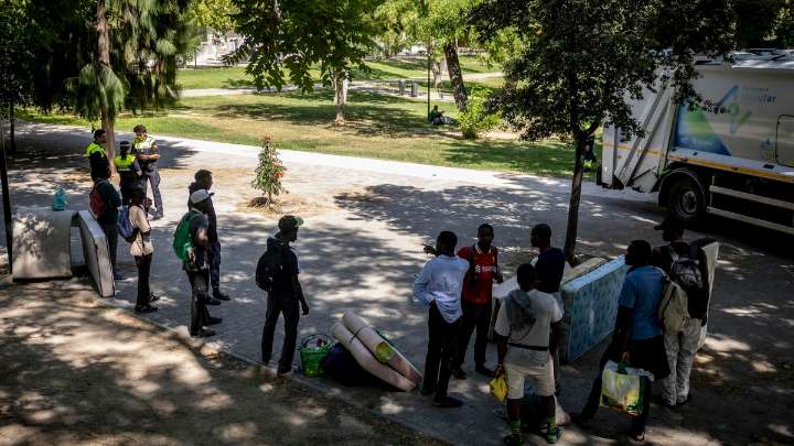 Vecinos y migrantes sin techo se manifestarán juntos para pedir soluciones ante el aumento del sinhogarismo en el Parque Bruil