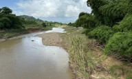 Rescatan jóvenes tras ser arrastrados por un golpe de agua en Sabana Grande