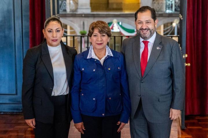 Acuden congresistas mexiquenses a ceremonia del desfile cívico