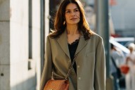 He estado en la Fiesta Grande de Oviedo y las mujeres más elegantes llevaban esta blazer tendencia que he visto muchísimo a las expertas de moda