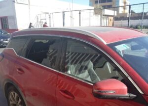 Seguridad Municipal retiene a dos sujetos sorprendidos infraganti rompiendo vidrios de automóviles