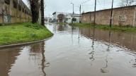 Vecinos reclaman soluciones por el anegamiento en calle 102 y 25 de Mayo