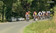Un manifestante tira al suelo al ciclista de Albacete Javi Romo en La Vuelta