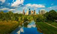 Cuerpos encontrados en Buffalo Bayou generan alarma y reunión comunitaria en Houston