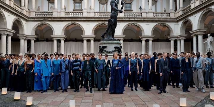 El primer desfile de Giorgio Armani sin su fundador: un homenaje a sus 50 años de historia con un 'front row' lleno de amigos famosos