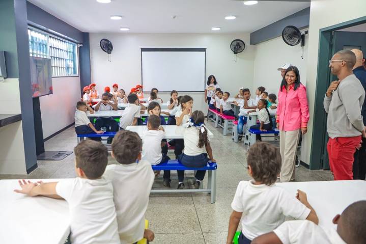 Vicepresidenta entrega escuela rehabilitada a niños y niñas en Miranda