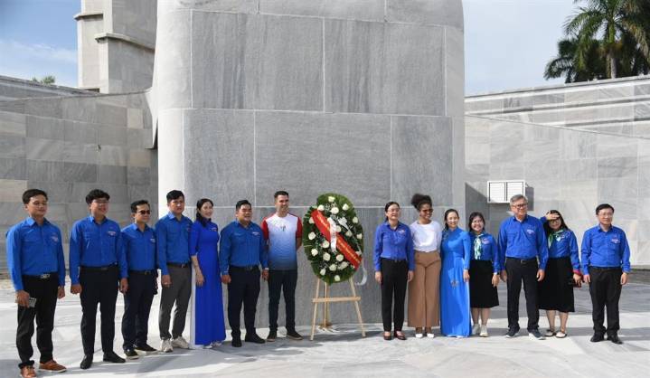 Delegación juvenil vietnamita visita Cuba