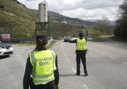 La rocambolesca historia de un conductor ebrio a quien pillaron dormido al volante en mitad de una carretera en Llanes