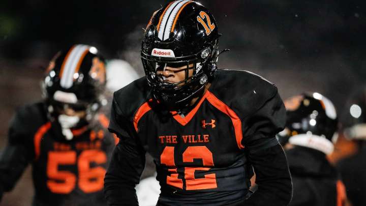 Bowen plows his way to two scores in Somerville win over Rahway