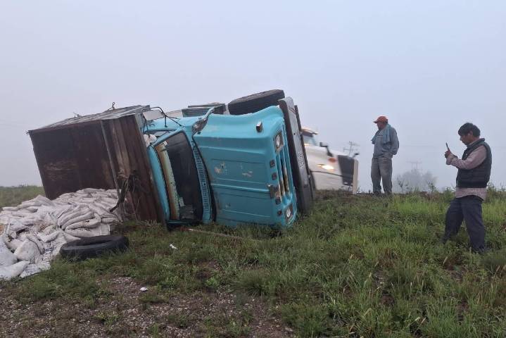 Vuelca camión con toneladas de asfalto en la carretera 57 por neblina