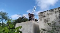 Policía de Umán rescata a hombre que cayó en una fosa en predio abandonado