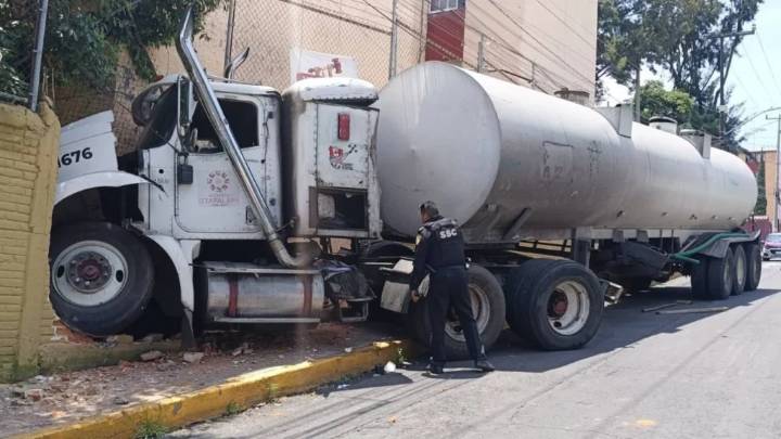 Pipa de agua de Iztapalapa se impacta contra barda de unidad habitacional