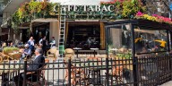 Cafetines de Buenos Aires: la esquina en la que Eloy Martínez supo el destino del cuerpo de Evita, y una trama regada de coroneles