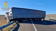 Cortada la AP-2 en Pina de Ebro tras el vuelco de un camión de grandes dimensiones en sentido Barcelona
