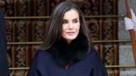 La reina Letizia conquista Al-Ittihadiya con el vestido blanco de encaje que acentúa la cintura y favorece la silueta