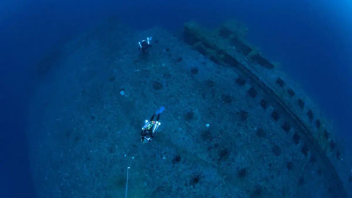Hallan campana, lámparas y binoculares del 'Britannic', el barco gemelo del Titanic hundido hace más de un siglo