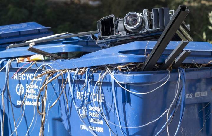 Damage to West Seattle Bridge lights shows wire thieves had a field day(s)